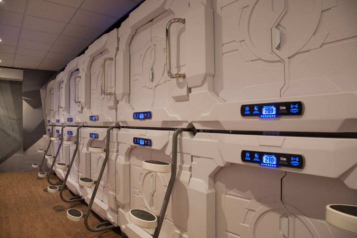 Eine Reihe moderner, weißer, separater Toiletten mit digitalen Anzeigen, vermutlich in einem öffentlichen oder gewerblichen Bereich.