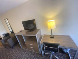 办公桌、熨斗/熨衣板、免费 WiFi、床单