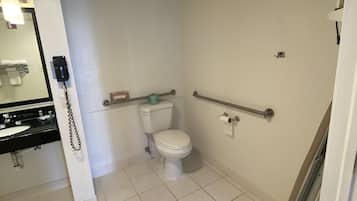 Un baño pequeño y limpio con inodoro, lavamanos y espejo.