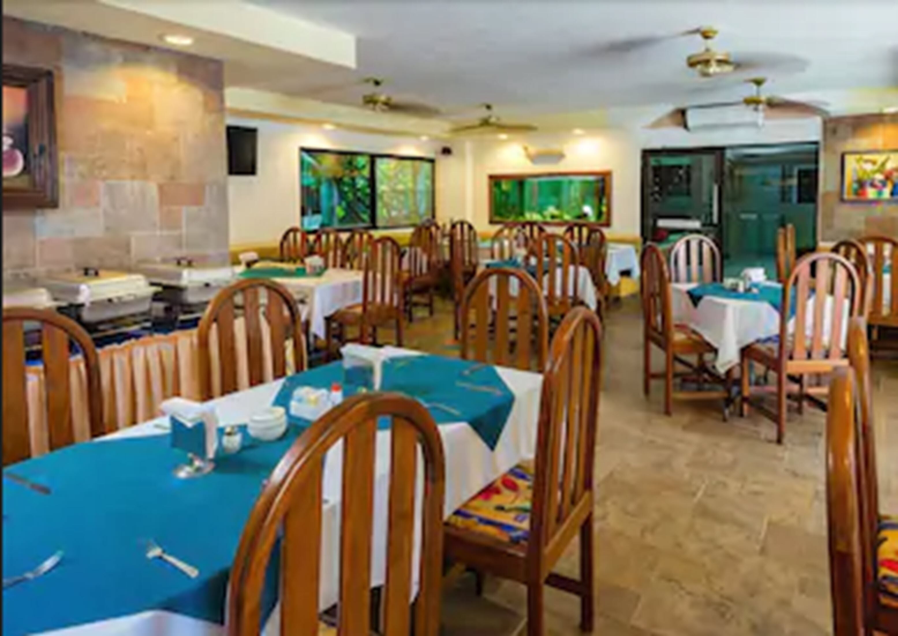 每日供應自助早餐 (費用另計)