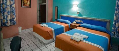 Escriptori, planxa i posts de planxar i wifi gratuïta