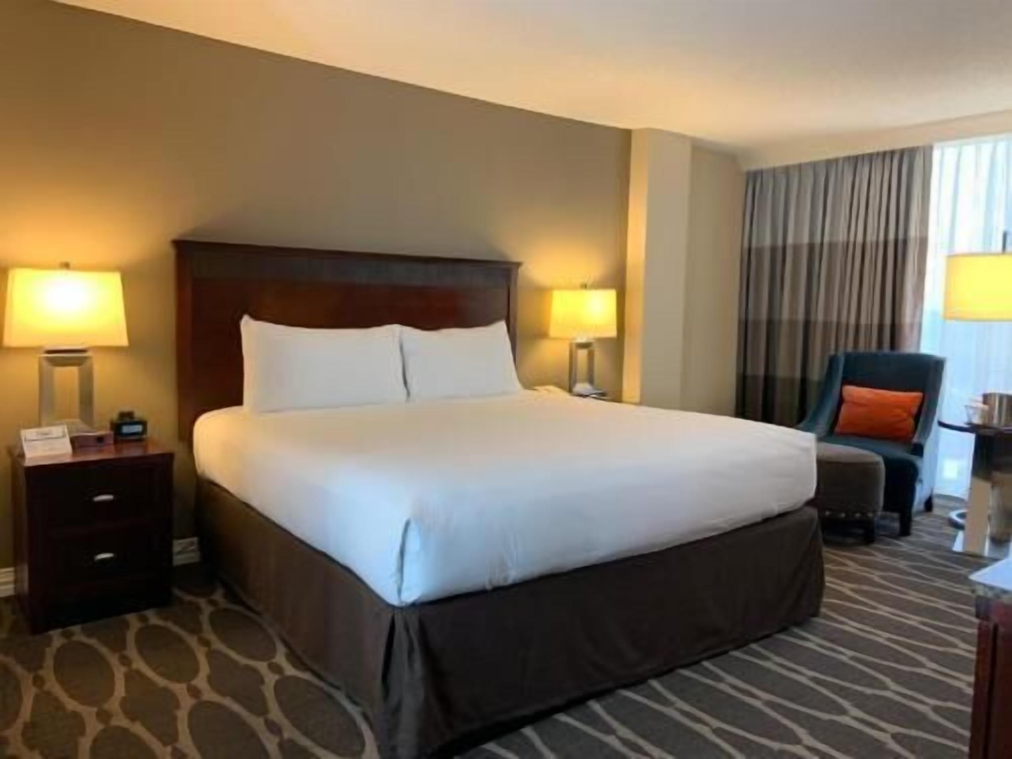 Värdeförvaringsskåp på rummet, skrivbord och arbetsyta för laptop