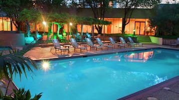 Una piscina al aire libre