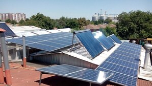 Paneles solares en la azotea.
