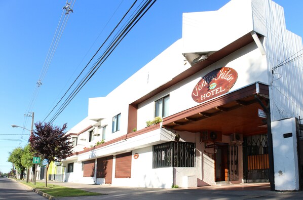 Un hotel con un letrero que dice 'Hotel Chital'.