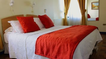 Habitación doble estándar, 1 cama matrimonial | Escritorio y wifi gratis