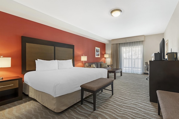 Standard Room, 1 King Bed, Accessible, Balcony (Balcony) | Hypo-allergenic bedding available, desk, laptop workspace, soundproofing
