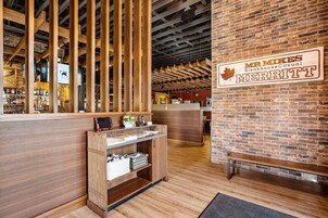 Se sirven almuerzos y cenas, cocina americana