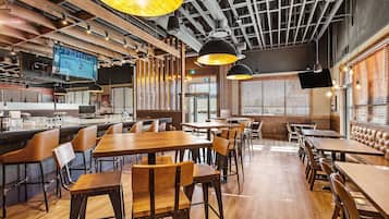 Se sirven almuerzos y cenas, cocina americana