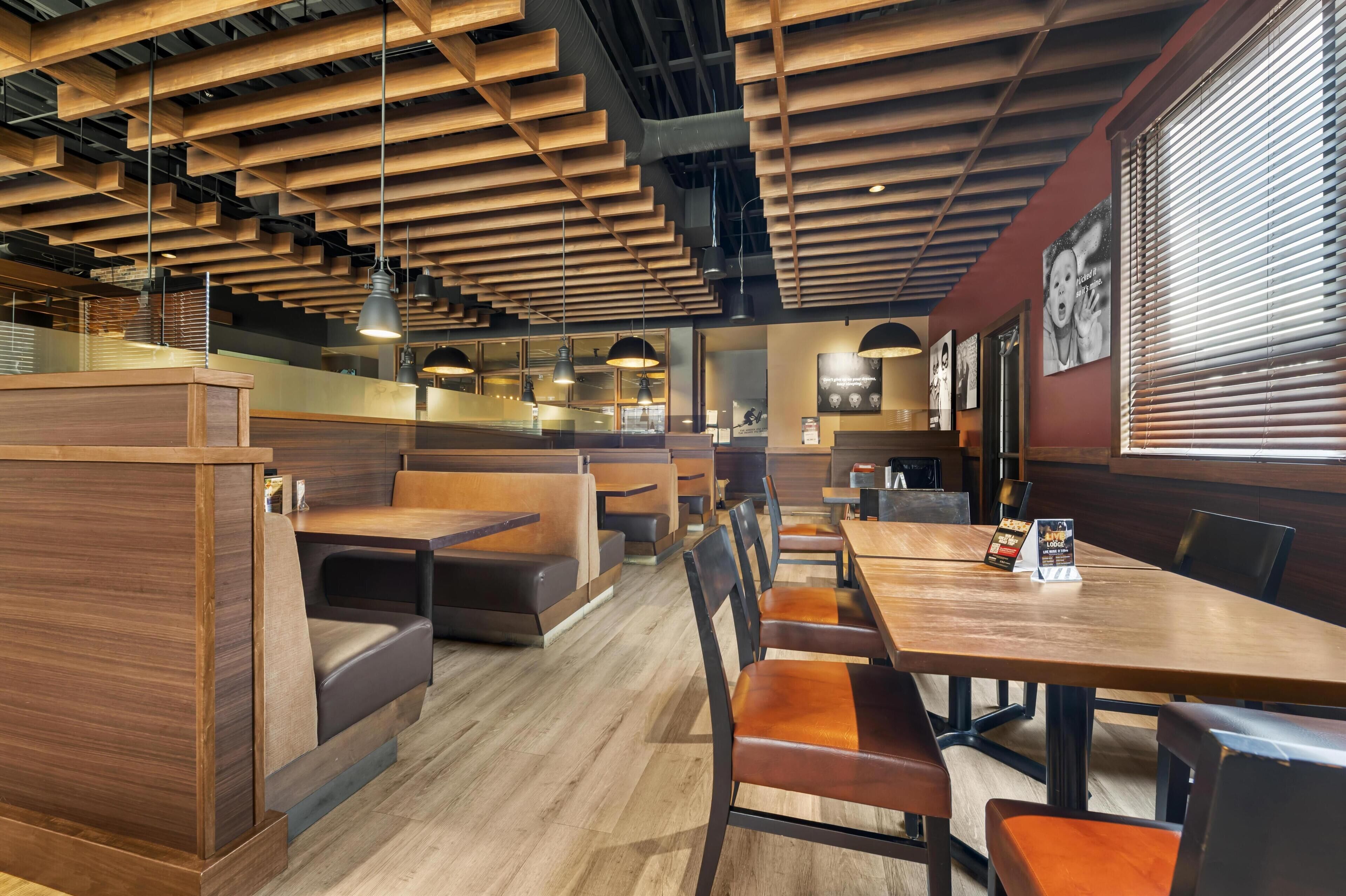 ランチ、ディナーに営業