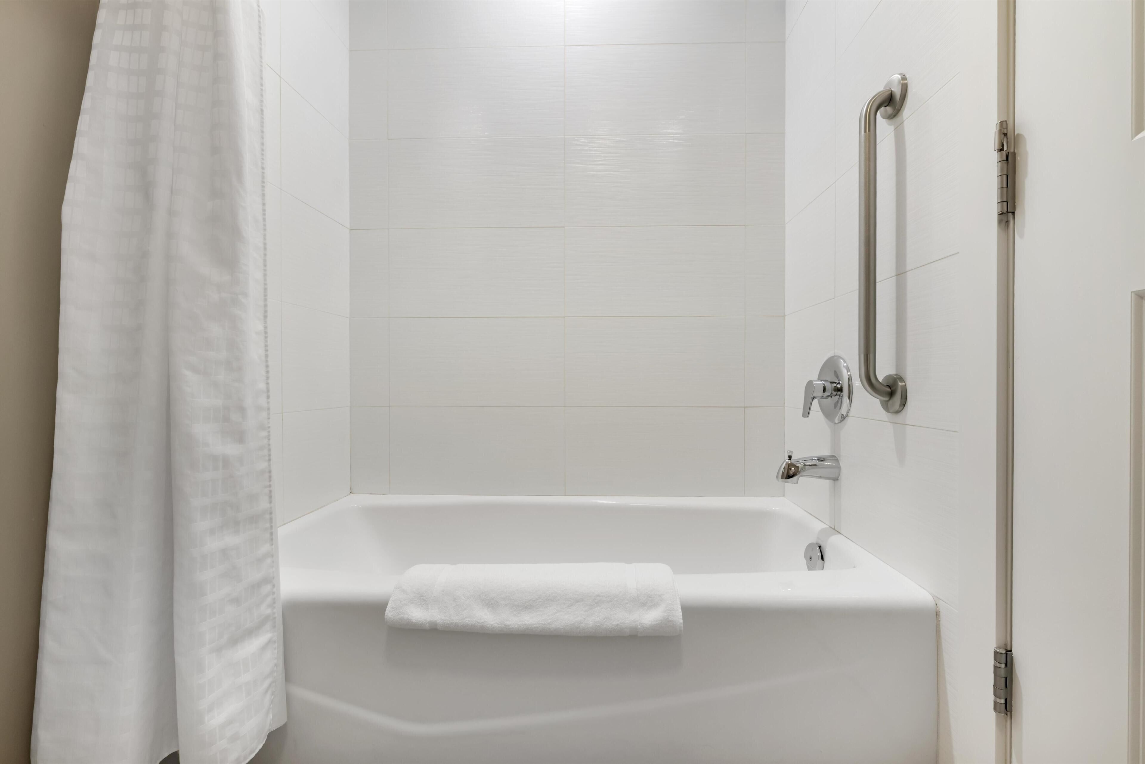 Standaard kamer, 1 kingsize bed, niet-roken, kitchenette | Badkamer | Een bad/douchecombinatie, gratis toiletartikelen, een haardroger