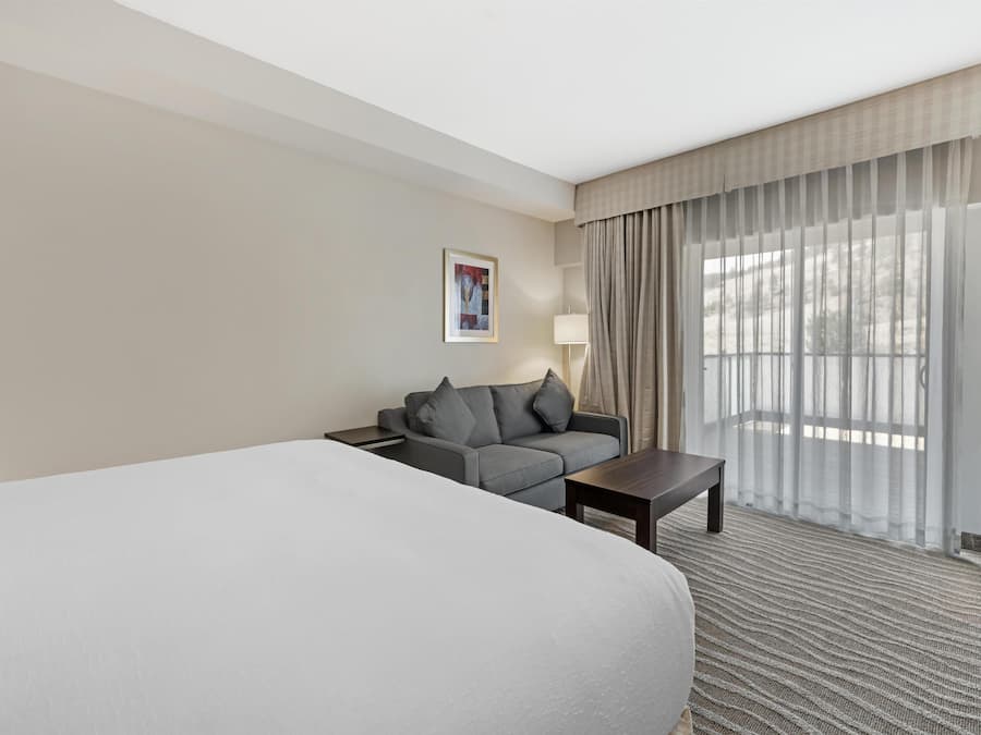 Quarto standard, 1 cama King, para não fumantes, sacada | Roupas de cama antialérgicas, escrivaninha