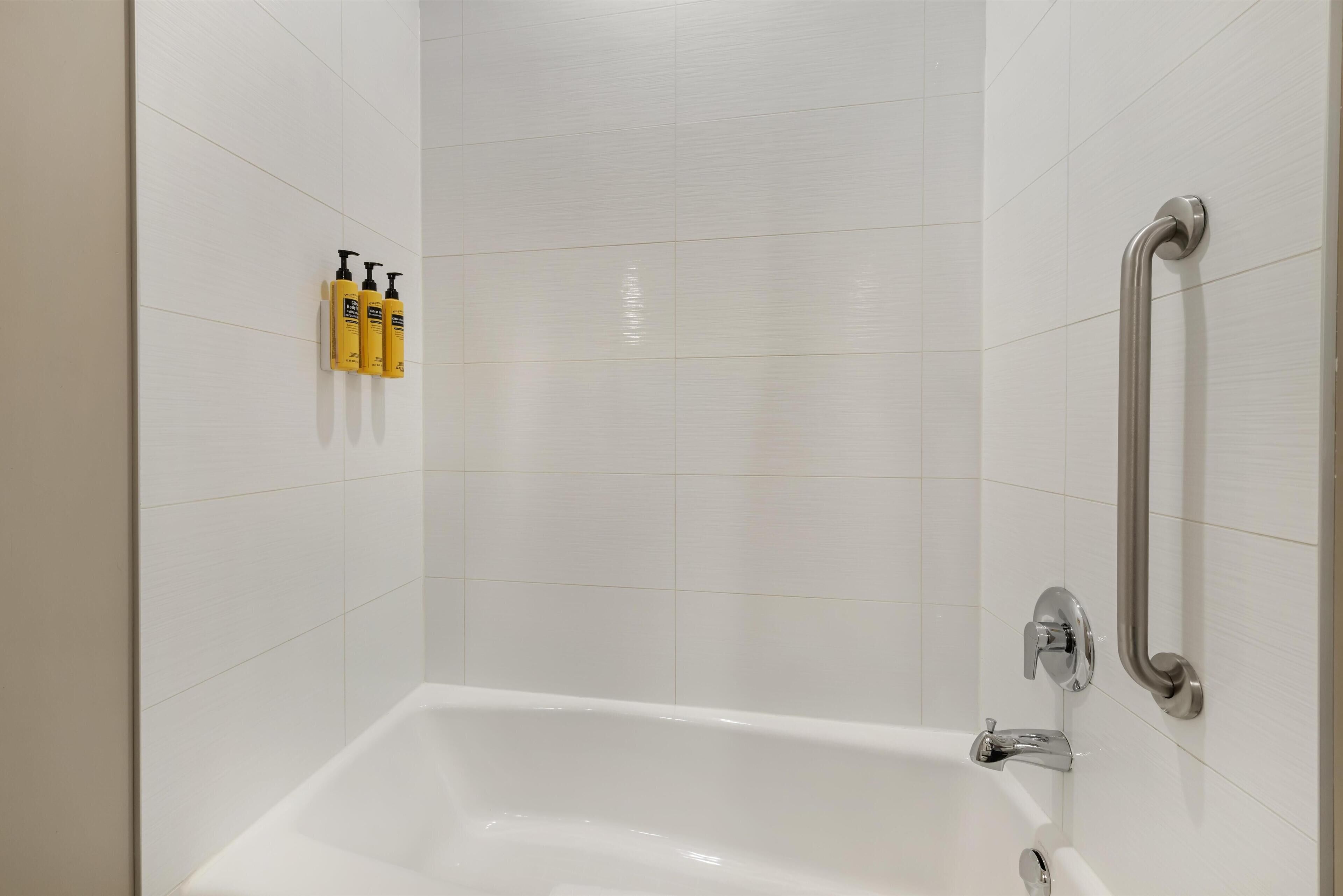 Standaard kamer, 1 queensize bed, niet-roken | Badkamer | Een bad/douchecombinatie, gratis toiletartikelen, een haardroger