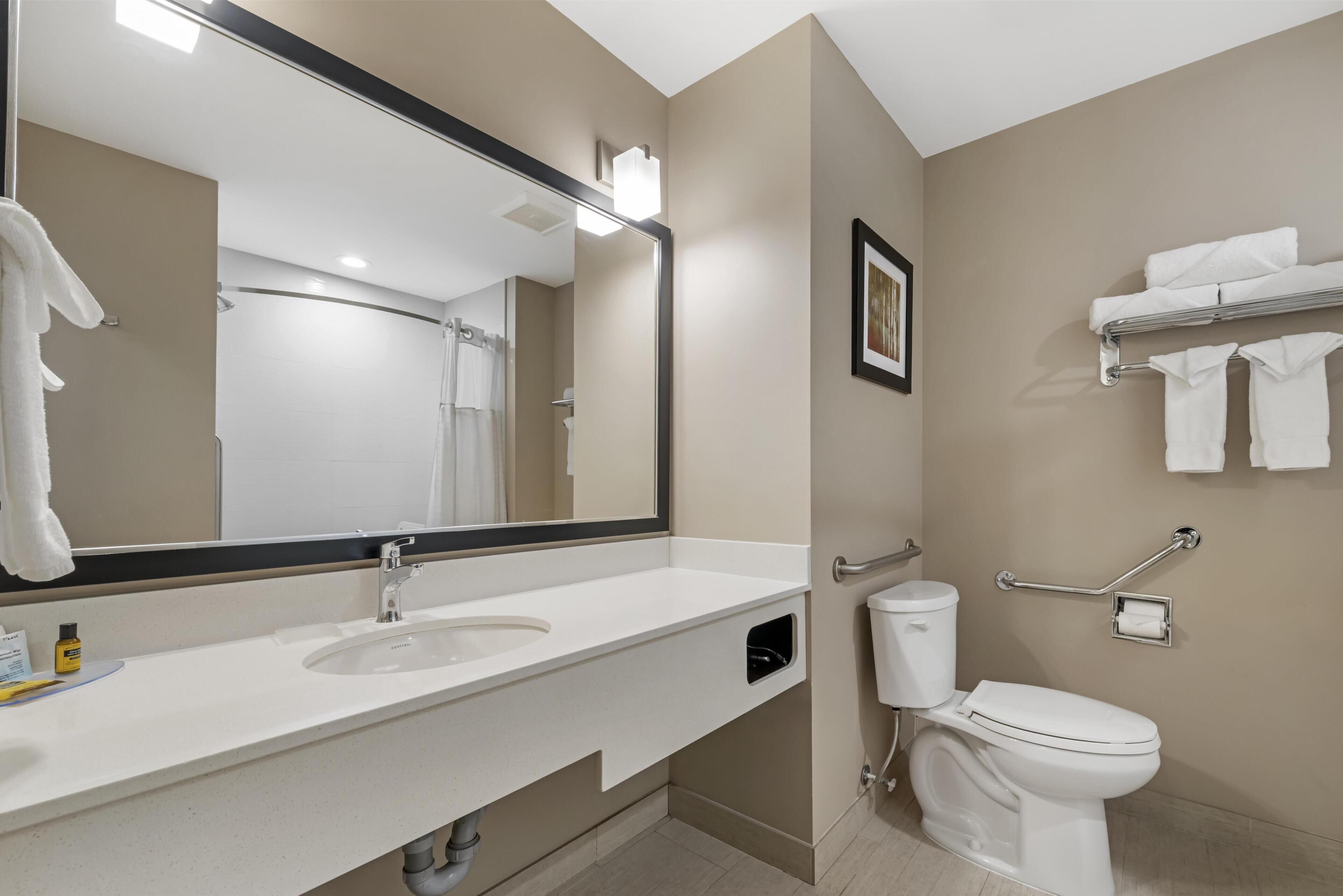 Habitación estándar, 1 cama King size, con acceso para personas discapacitadas, balcón (Balcony) | Baño | Tina con regadera, amenidades de baño gratuitas, secadora de cabello 