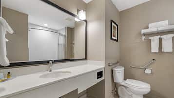Habitación estándar, 1 cama King size, con acceso para personas discapacitadas, balcón (Balcony) | Baño | Tina con regadera, amenidades de baño gratuitas, secadora de cabello