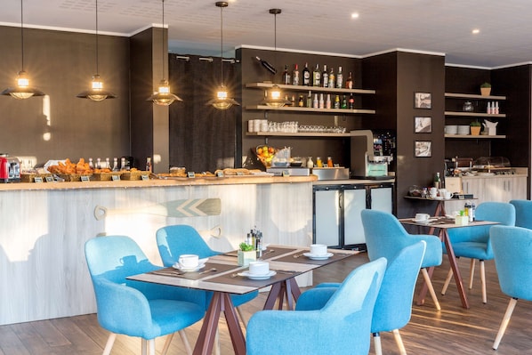 Se ofrece un desayuno bufé (17 EUR por persona)