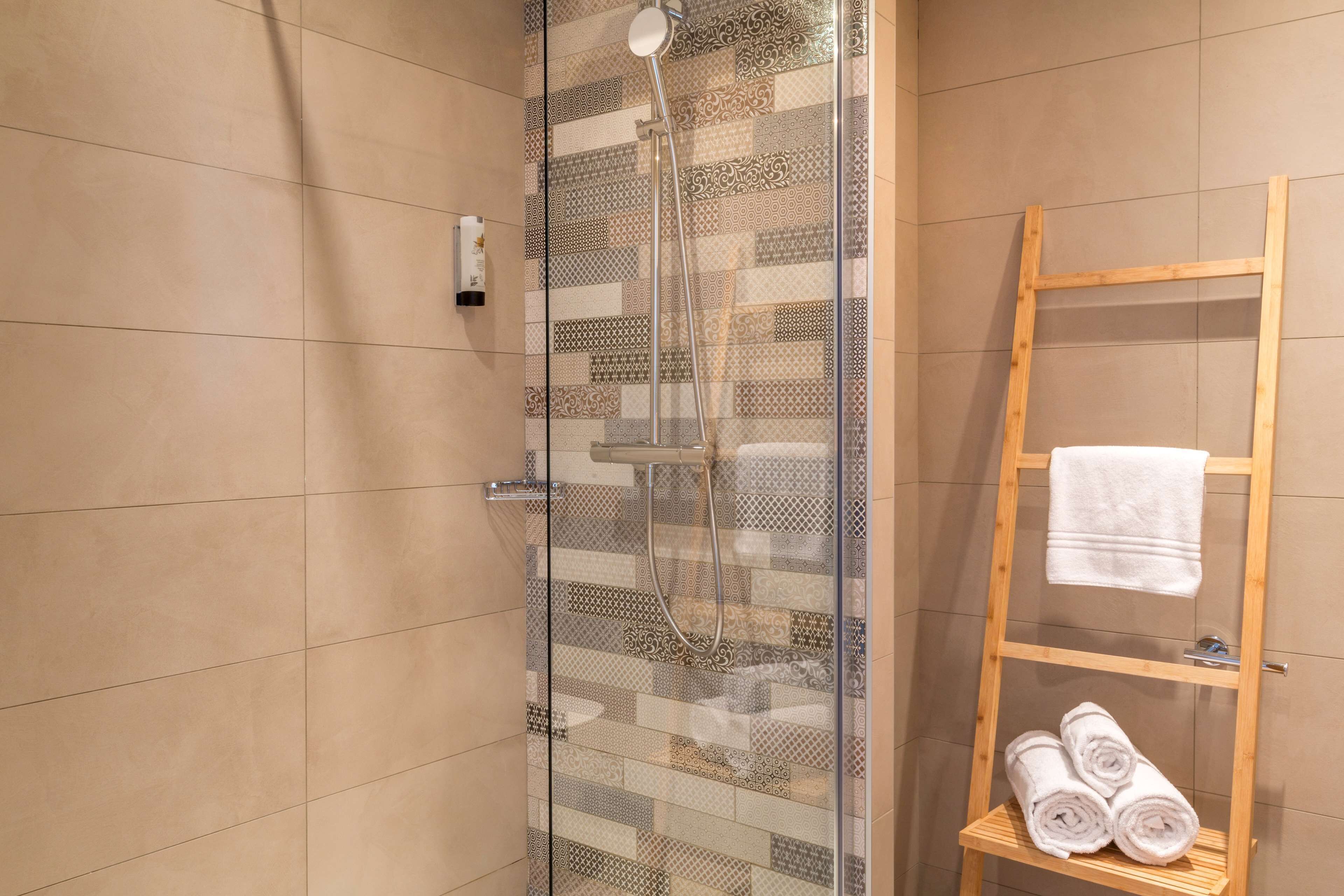 deluxe room, 1 king bed, balcony, sea view | bathroom sink