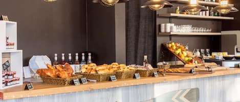 Tägliches Frühstücksbuffet (17 EUR pro Person)