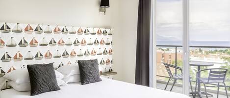 Deluxe-huone, 1 suuri parisänky, parveke, merinäköala | Näkymä rannalle/valtamerelle