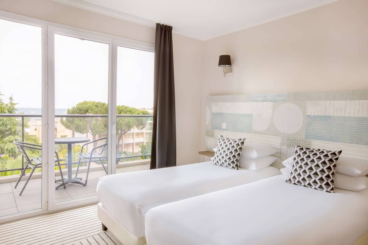 deluxe room, 1 king bed, balcony, sea view | premium bedding, minibar, in-room safe, desk