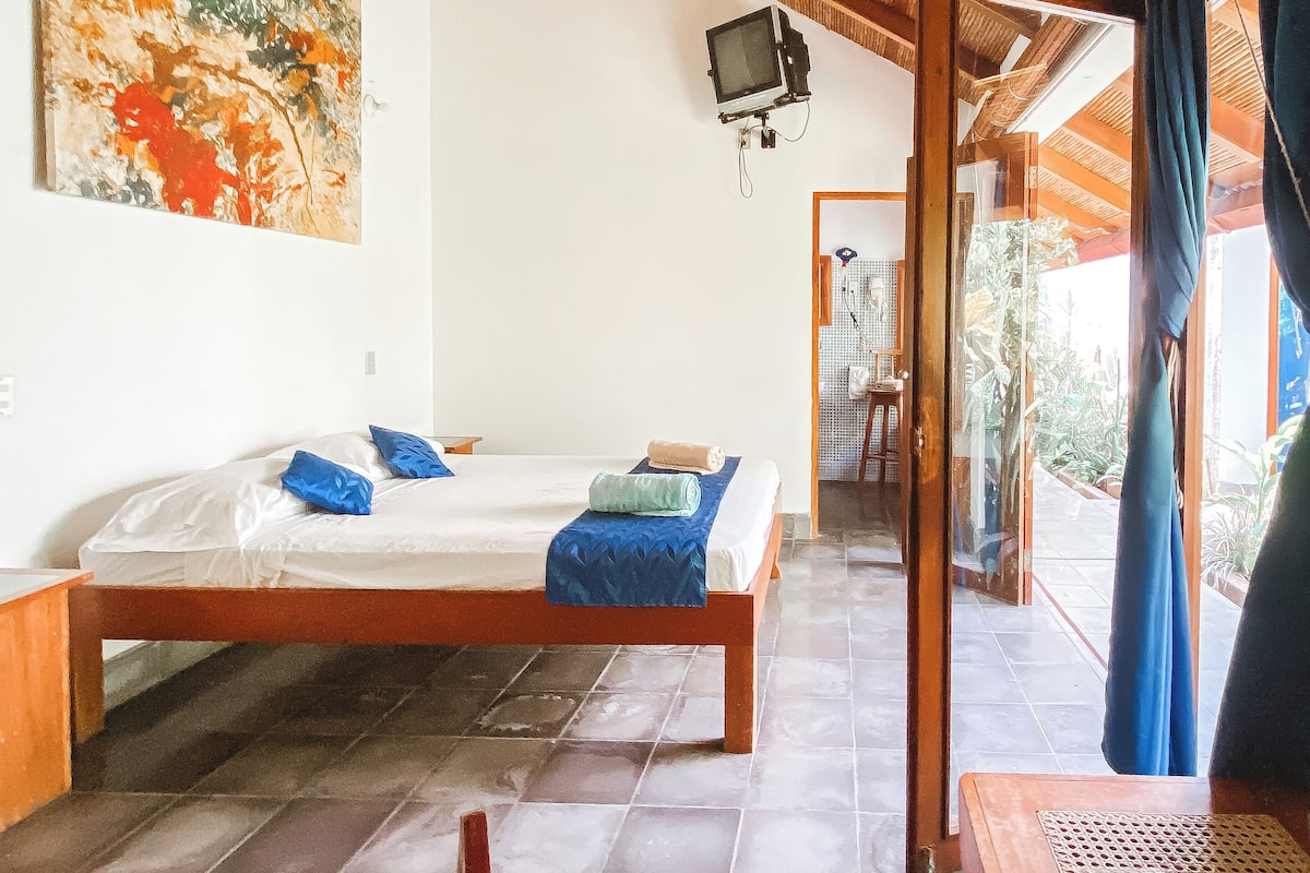 Double Room, 1 Katil Ratu (Queen), Non Smoking, Garden View | Peti besi dalam bilik, langsir/tirai gelap terus