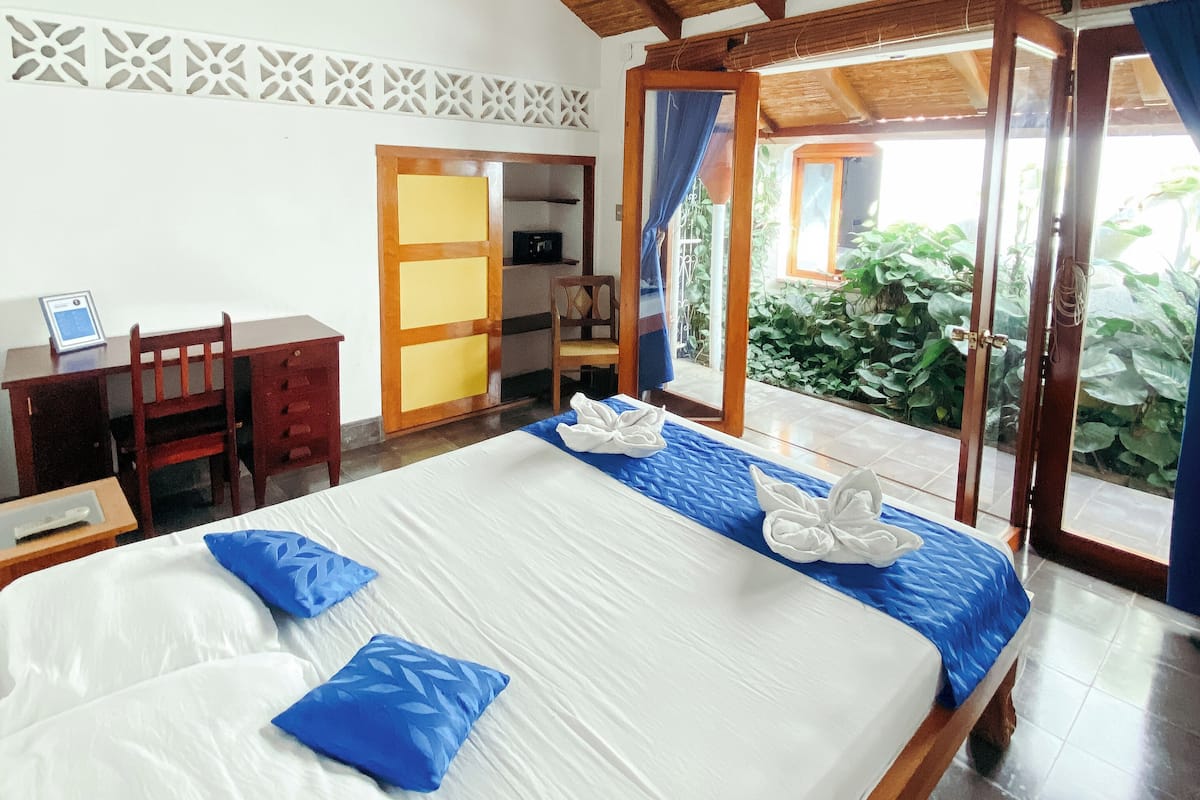 Double Room, 1 Katil Ratu (Queen), Garden View | Peti besi dalam bilik, langsir/tirai gelap terus