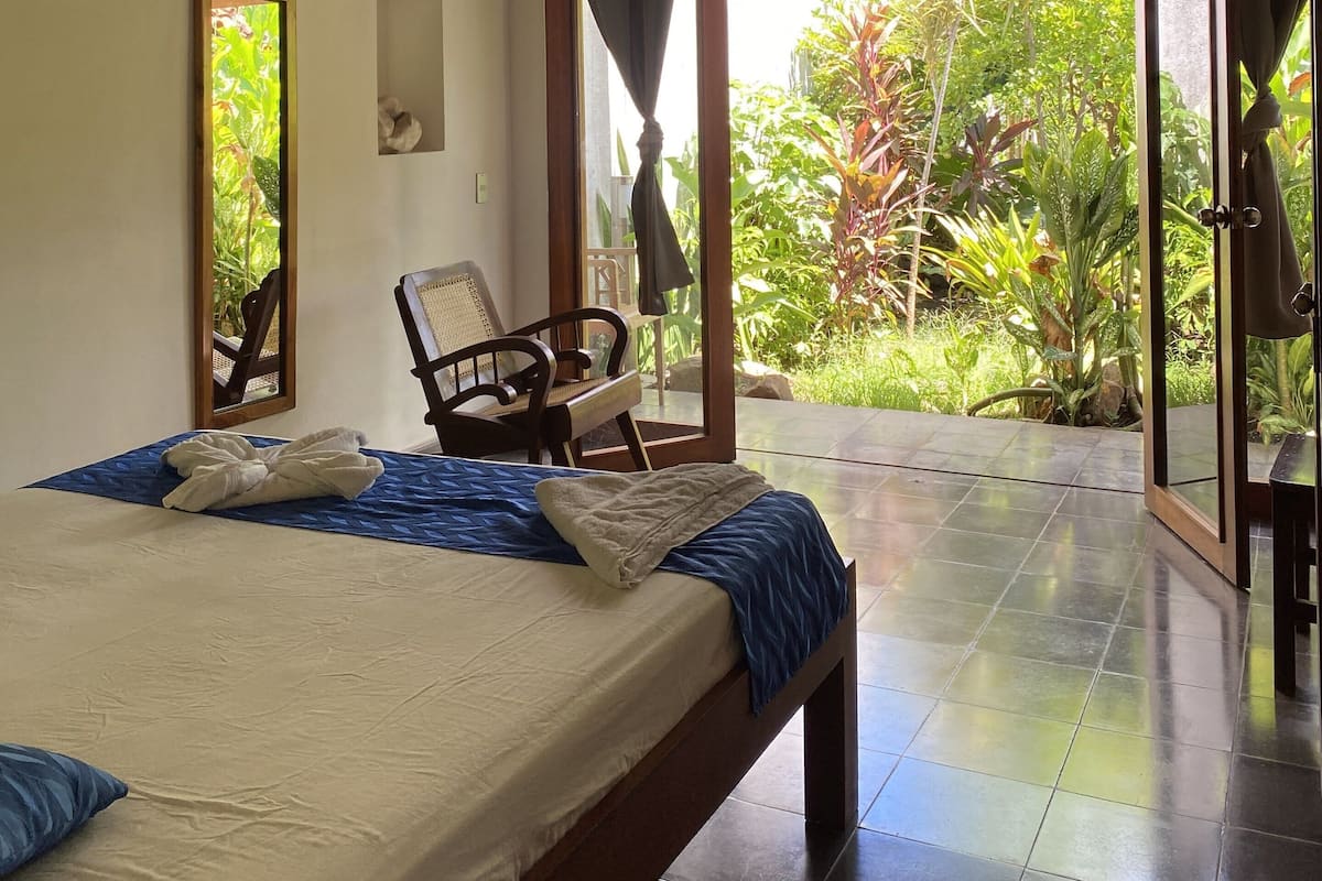 Room, 1 Katil Ratu (Queen), Garden View | Peti besi dalam bilik, langsir/tirai gelap terus