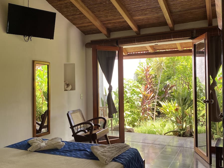 Habitación, 1 cama de matrimonio, vistas al jardín | Caja fuerte, cortinas opacas, tabla de planchar con plancha