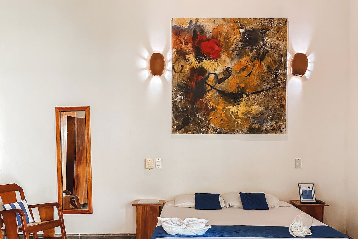 Double Room, 1 Katil Ratu (Queen), Non Smoking, Garden View | Peti besi dalam bilik, langsir/tirai gelap terus