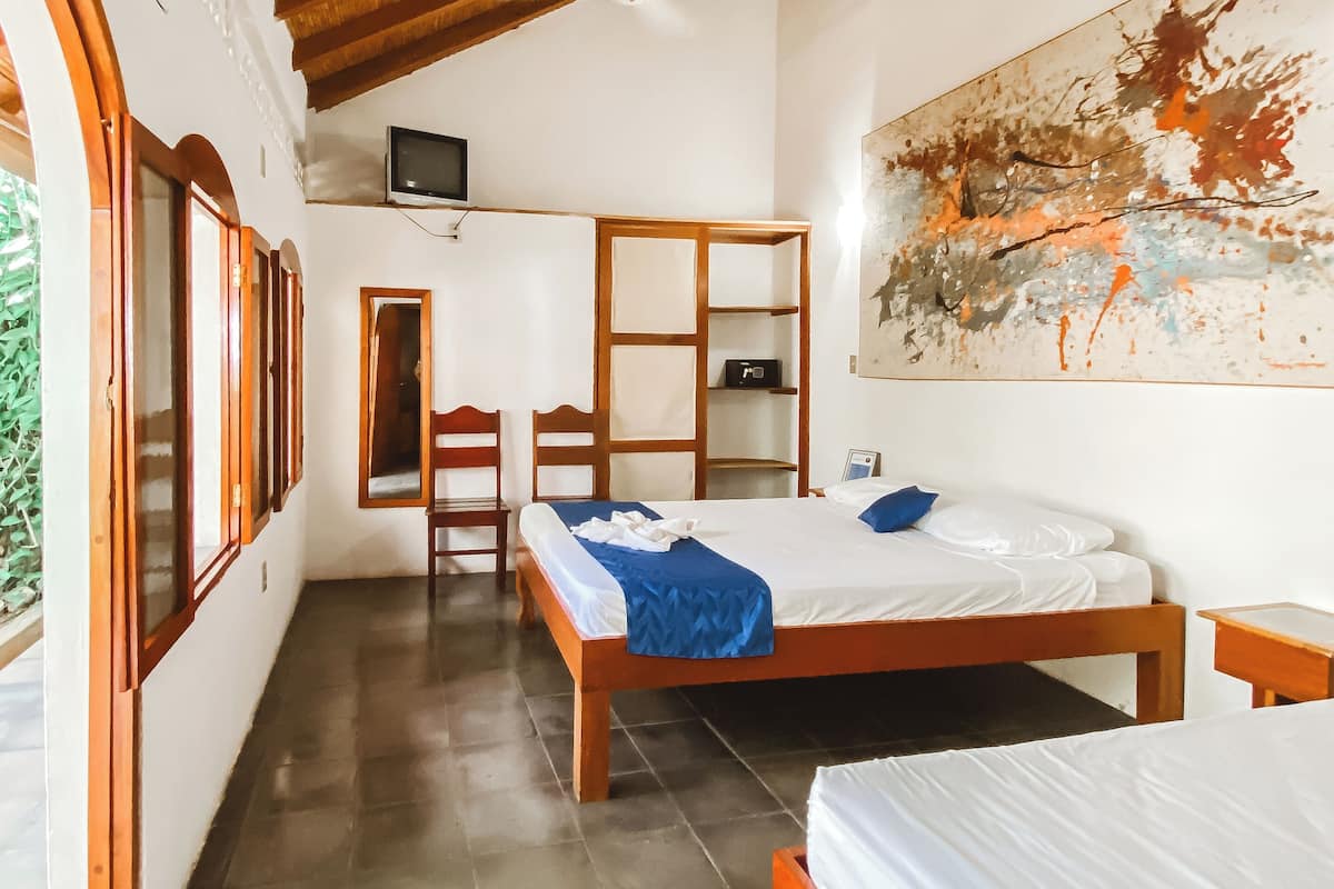 Triple Room | Peti besi dalam bilik, langsir/tirai gelap terus