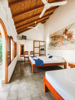 Tremannsrom | Safe på rommet, blendingsgardiner og strykejern/-brett