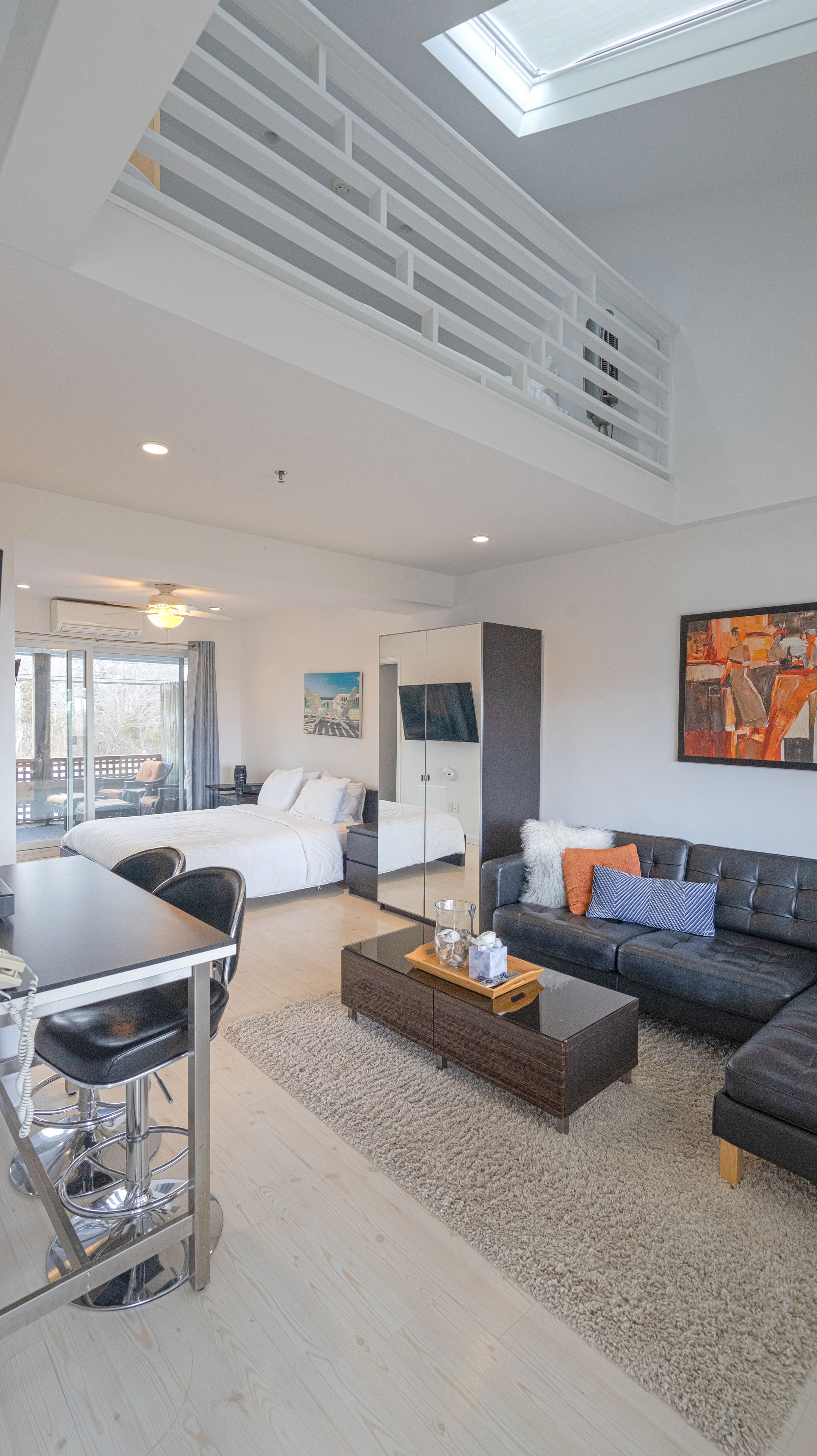 สแตนดาร์ดลอฟท์ | บริเวณนั่งเล่น | ทีวีจอแบน 42 นิ้ว พร้อมช่องเคเบิล, ทีวี