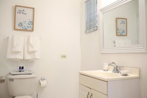 Deluxe appartement, 1 kingsize bed, terras, tuin | Badkamer | Een bad/douchecombinatie, gratis toiletartikelen, handdoeken, zeep