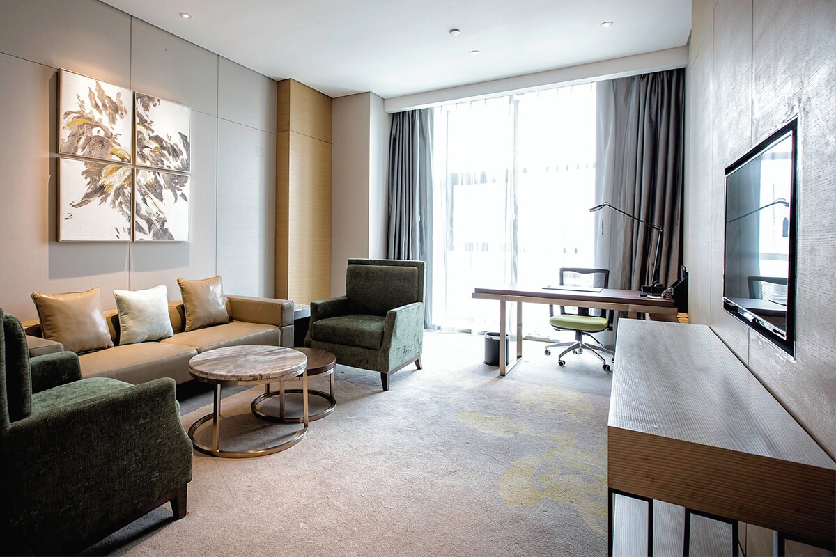 Suite, 1 King Bed | 1 bedroom, minibar, in-room safe, desk