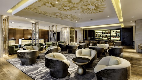 Bar (en la propiedad). Holiday Inn Baoji Central by IHG