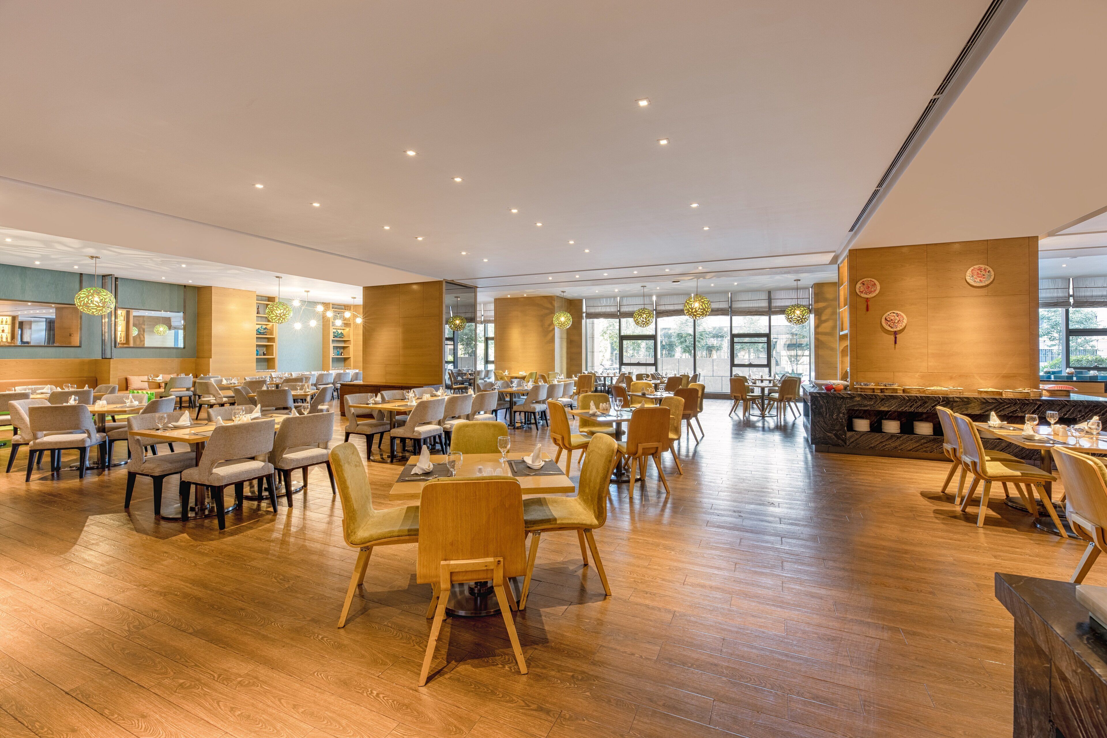 2 restaurants, breakfast, lunch, dinner served; Chinese cuisine 