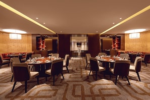2 restaurants, breakfast, lunch, dinner served; Chinese cuisine