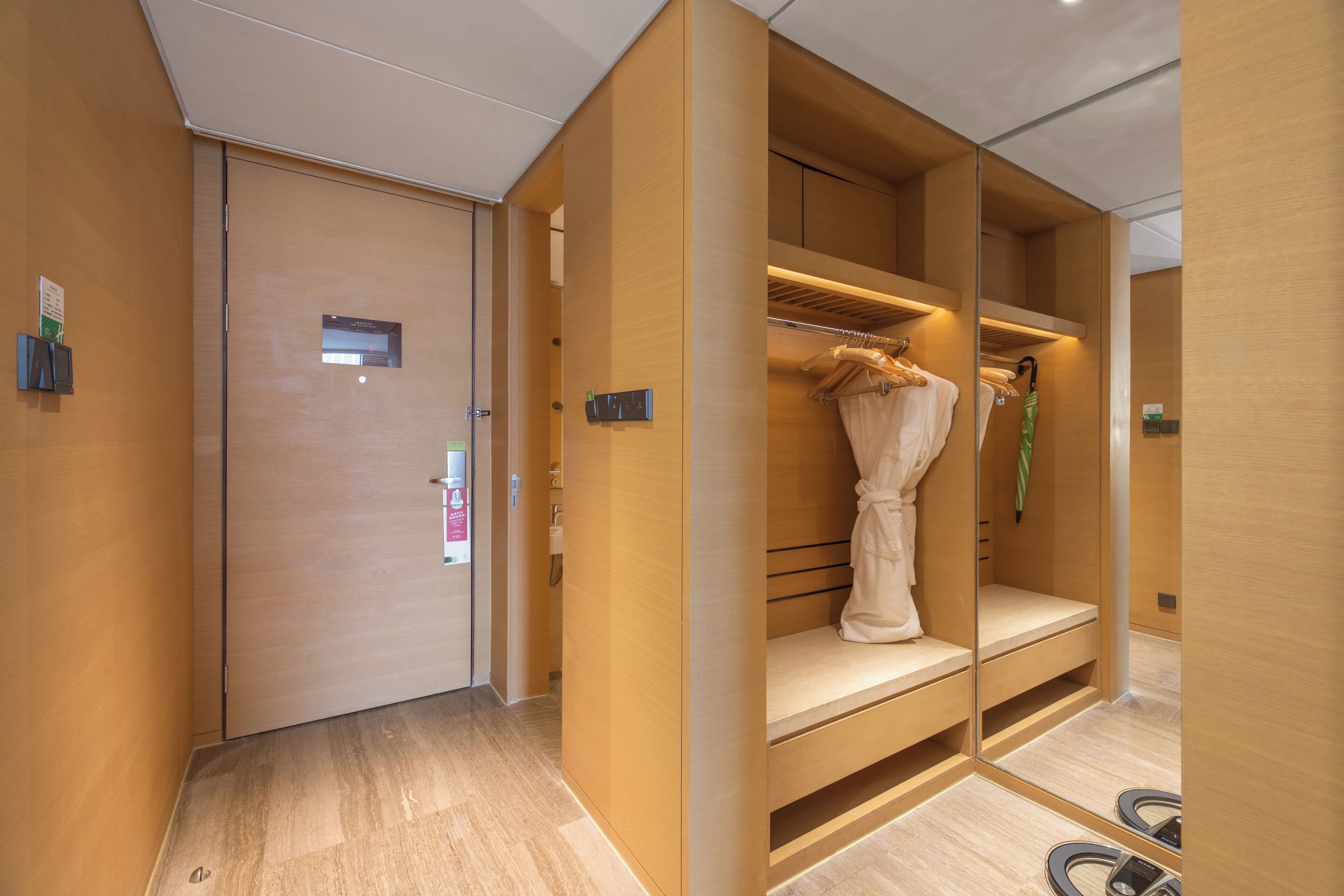 Standard Room, 1 King Bed, River View (High Floor) | Wardrobe