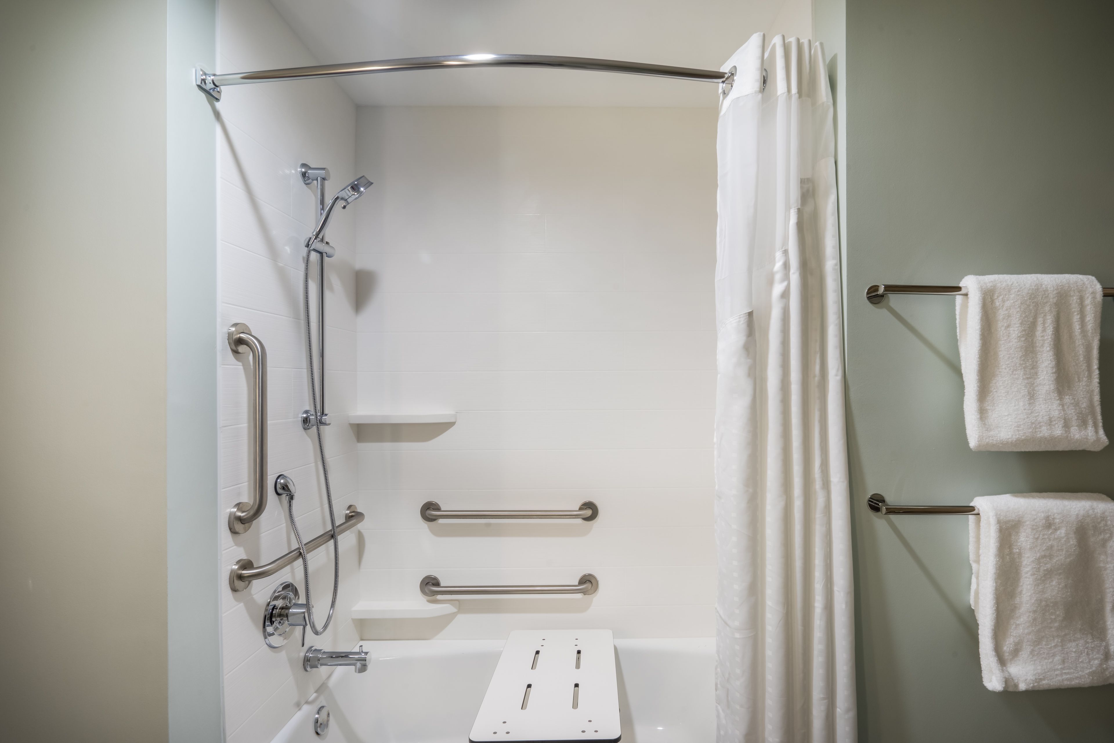 standard room, 1 king bed, accessible (mobility) | bathroom | separate bathtub and shower, hair dryer, towels