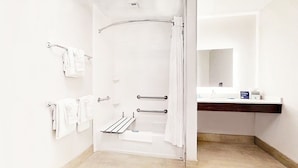 Une salle de bain moderne équipée d’une douche, de toilettes et d’un lavabo.