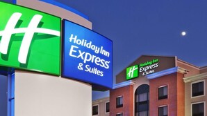 Placa de um Holiday Inn Express com o logotipo 'HH' bem visível, identificando a rede de hotéis.