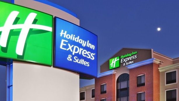 Une enseigne Holiday Inn Express avec un logo « HH » bien visible, indiquant qu’il s’agit d’un hôtel de cette chaîne.