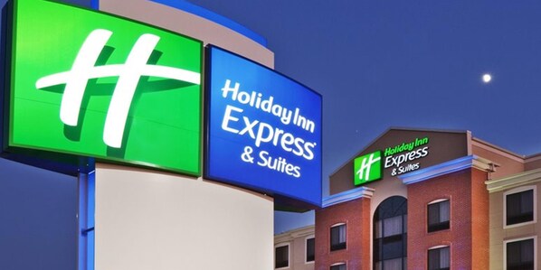 Ein Schild von Holiday Inn Express mit dem gut sichtbaren 'HH'-Logo, das für die Hotelkette steht.