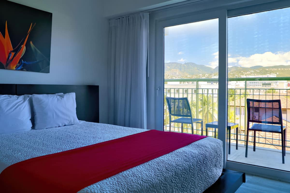 Queen Room with Balcony | 客房内保险箱、笔记本电脑工作区、遮光窗帘、熨斗/熨衣板