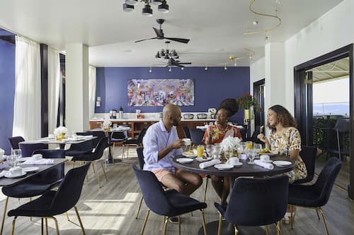 Petit déjeuner complet compris tous les jours