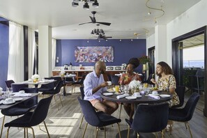 Petit déjeuner complet compris tous les jours