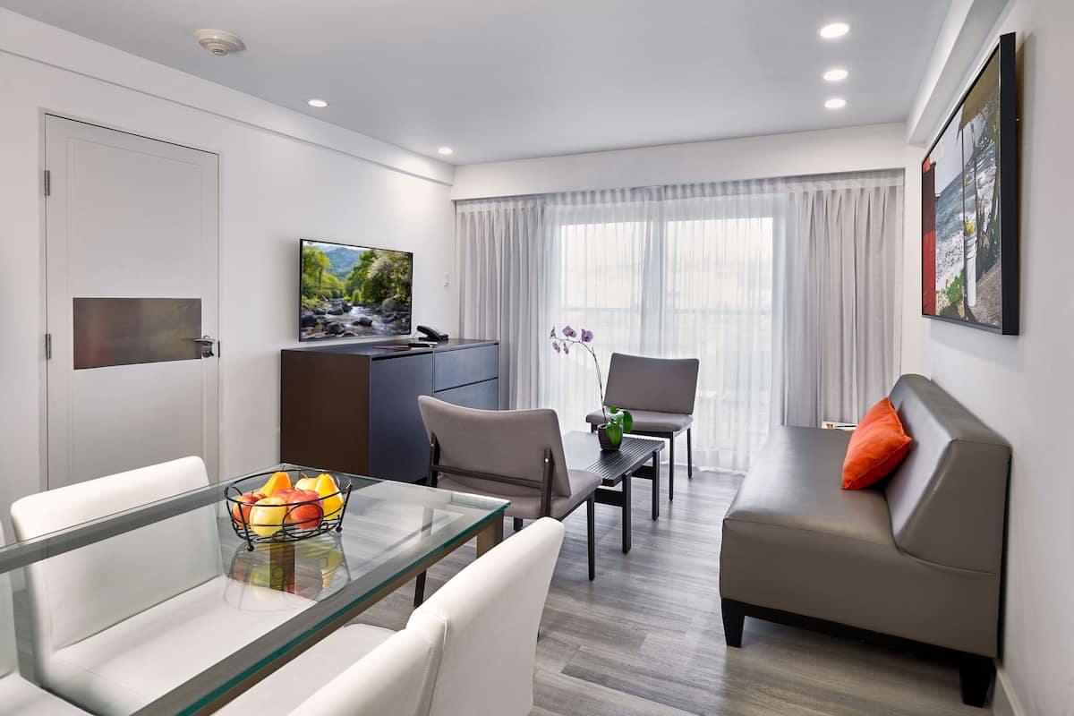 Two Bedroom Penthouse Loft Suite with Balcony and Kitchenette | Een kluis op de kamer, individueel gedecoreerd, individueel gemeubileerd