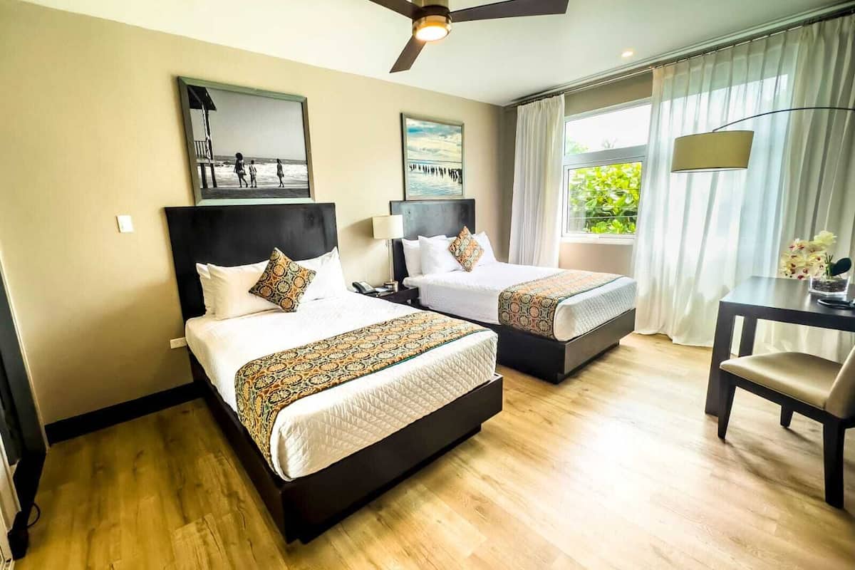Deluxe kamer, 2 tweepersoonsbedden, kitchenette | Een kluis op de kamer, individueel gedecoreerd, individueel gemeubileerd