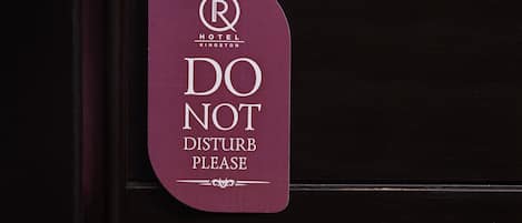 Puerta de hotel con lector de tarjeta de acceso y un cartel de 'NO MOLESTAR'.