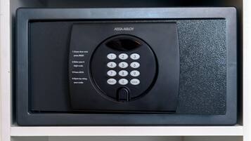 Um teclado de segurança preto com instruções numa prateleira branca.